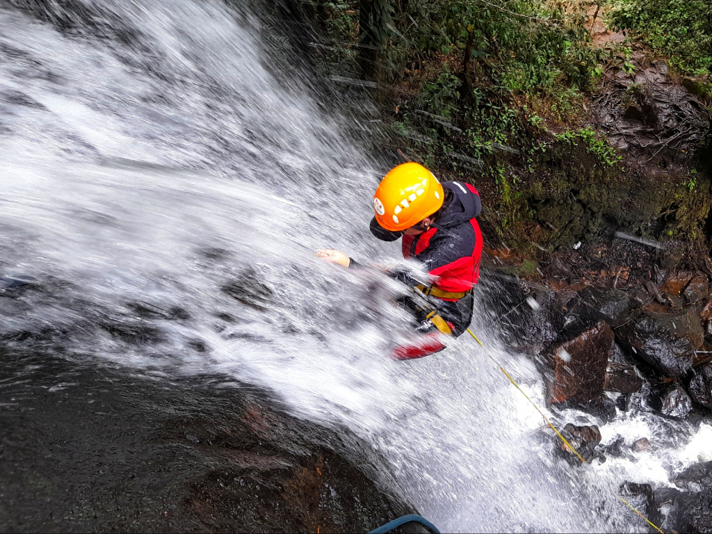 Tierra de Titanes Canyoning  (descenso de cascadas)