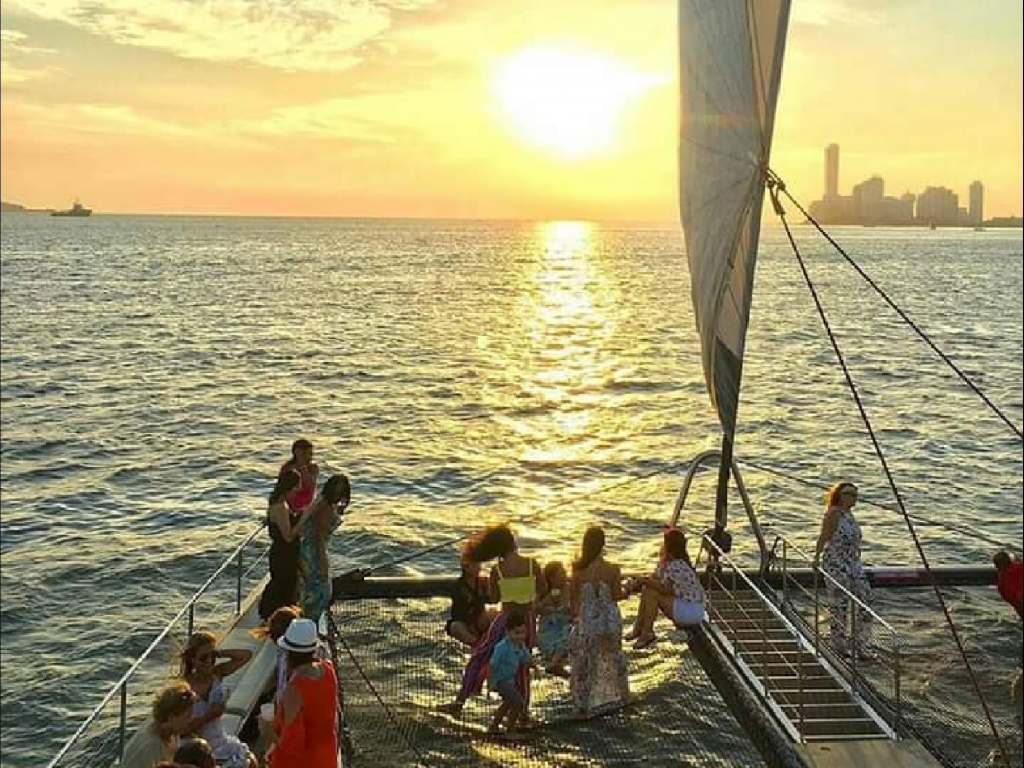 TOUR ATARDECER EN CATAMARAN BAHÍA CARTAGENA