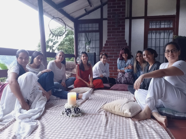Dejando huellas positivas durantes una caminata contemplativa y educativa en Casa 77
