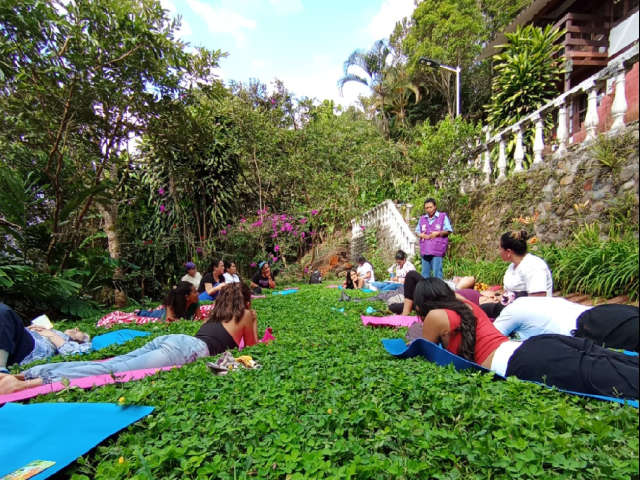 Dejando huellas positivas durantes una caminata contemplativa y educativa en Casa 77